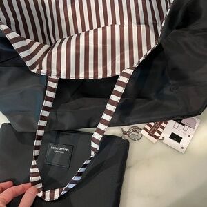 NWT Henri Bendel Signature Reversable Packable Bag Tote in Pouch, Nylon